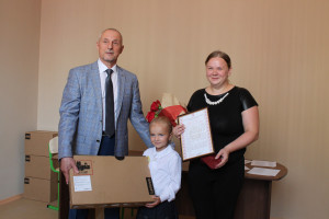 Доньці загиблого волинського Героя подарували ноутбук - Фото 1