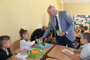 Олександр Савченко пригостив луцьких першокласників солодощами - Фото 1