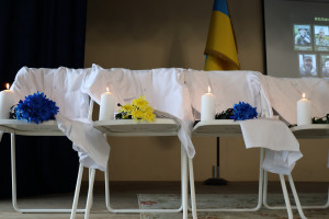 Білі халати, які ніколи не одягнуть: на Волині вшанували памʼять медиків, які загинули від російської агресії - Фото 1