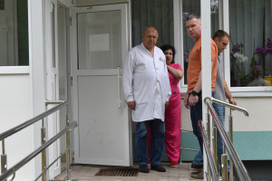 Безбар’єрність у дії: у Луцьку перевірили доступність Луцької міської клінічної лікарні - Фото 1