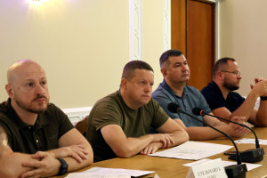 Облаштування укриттів, харчоблоків, організацію гарячого харчування та забезпечення шкільними автобусами розглянули на оперативці у начальника ОВА Івана Рудницького - Фото 1