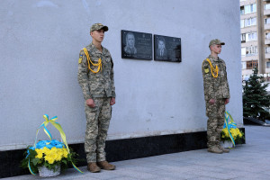 На фасаді будівлі Волинської обласної ради відкрили меморіальні дошки Захисникам України - Фото 1