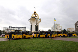 Дев’ять громад Волині отримали нові шкільні автобуси - Фото 1