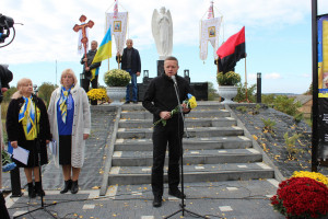 «Доки ми дбаємо про родини захисників, пам’ять про них живе у наших серцях»: у селі Шклинь відкрили Алею пам’яті полеглим Героям-землякам - Фото 1